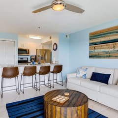 Deja Blue Oceanfront Condo 2 Lanais, Pool, Beach