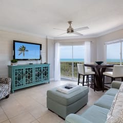 Lux Suite Open Ocean Views with 2 Balconies, Pool & Bar