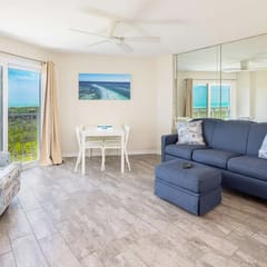 Perfect Location, Beautiful Ocean Views Pool & Bar