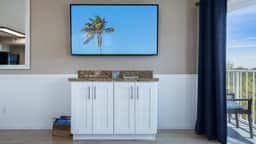 2 BR End Suite w/ Vast Views+Pool, Beach & Bar