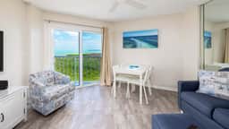 Perfect Location+Beautiful Ocean Views+Pool & Bar