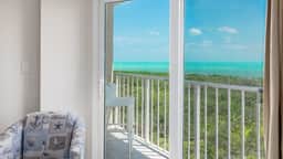 Perfect Location+Beautiful Ocean Views+Pool & Bar