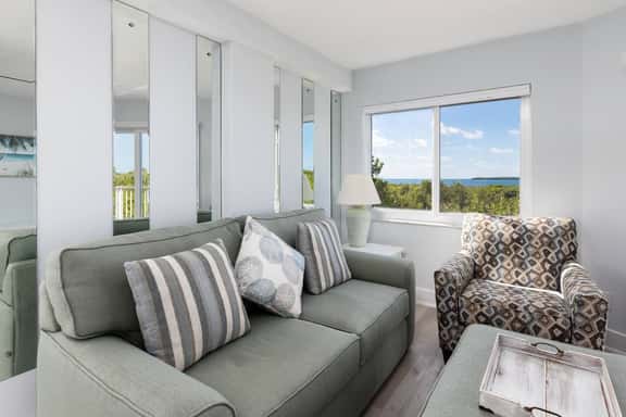 Swaying Palms Spacious Suite [Ocean Pointe 3201] - Image 1