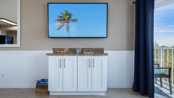 2 BR End Suite w/ Vast Views+Pool, Beach & Bar