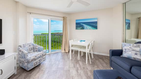 Perfect Location+Beautiful Ocean Views+Pool & Bar