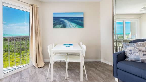Perfect Location+Beautiful Ocean Views+Pool & Bar