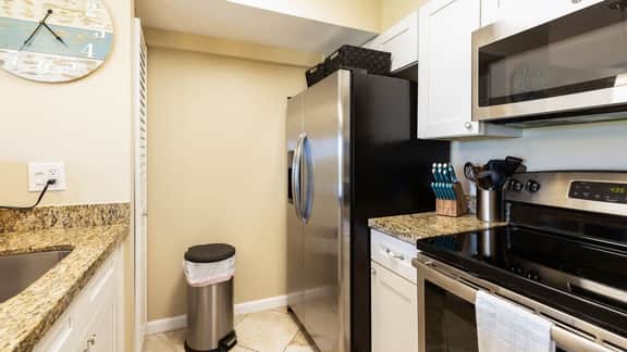 Lush Views from Cozy Top Floor - Ocean Pointe 1415