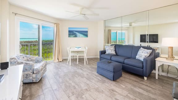 Perfect Location+Beautiful Ocean Views+Pool & Bar
